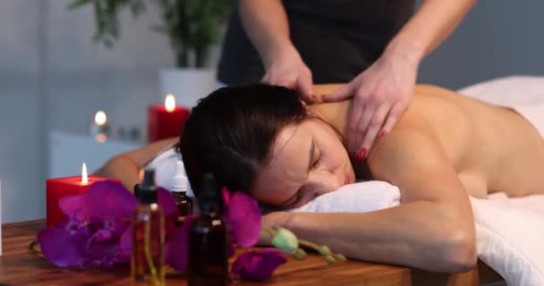 Uma Mulher Recebe Uma Massagem Nas Costas Profissional Close Procedimentos — Vídeo de Stock