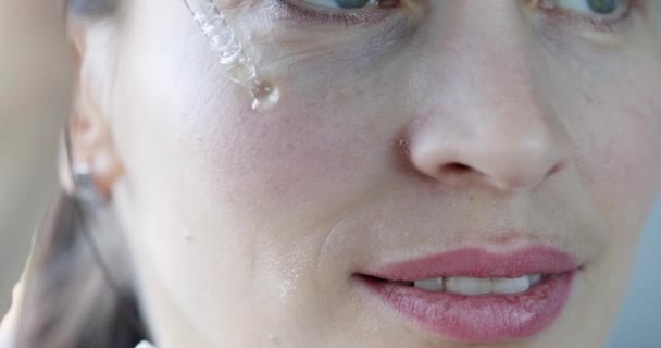 Eine Frau Träufelt Kosmetiköl Aus Einer Pipette Auf Ihr Gesicht — Stockvideo