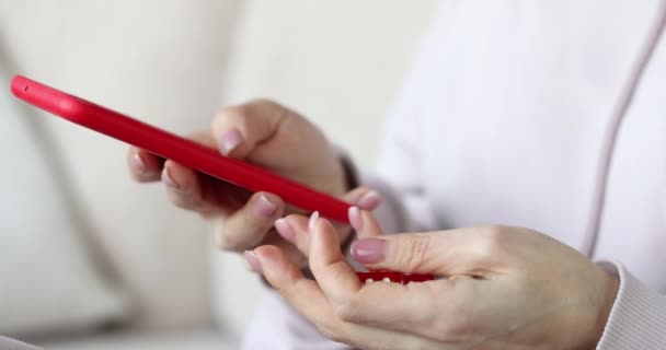 Eine Frau Bedient Sich Eines Smartphones Und Sortiert Spielwürfel Aus — Stockvideo