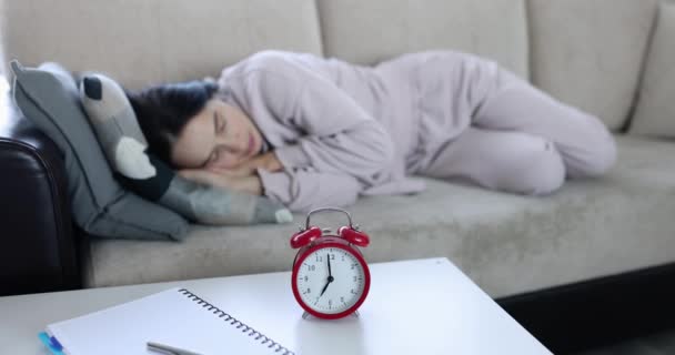 Despertador Rojo Mesa Despierta Una Mujer Durmiendo Sofá Cerca Fatiga — Vídeos de Stock