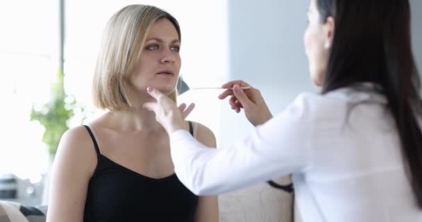 医者は喉の奥の女性を見る 口腔の診断と検査 浅い焦点 — ストック動画