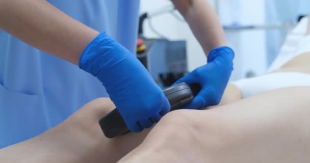 Lékař Odstraní Cévy Nohou Ženy Laserem Zblízka Anatomická Vada Křečové — Stock video