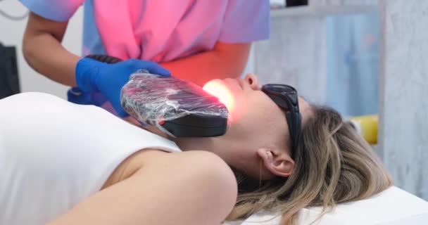 Dokter Elimineert Een Cosmetisch Defect Een Vrouwenkin Met Een Laser — Stockvideo