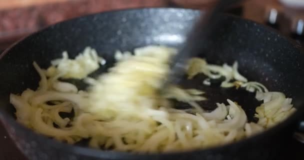 Aşçı Tavadaki Kızarmış Soğanları Bir Spatulayla Karıştırıyor Yakın Plan Üst — Stok video