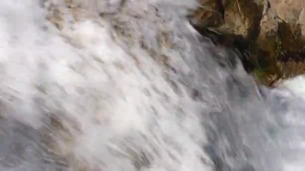 Débit Eau Clair Une Cascade Sur Des Rochers Bruns Plan — Video