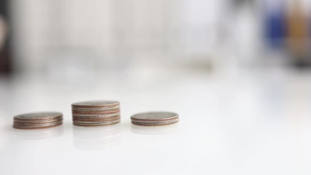 테이블 위에는 동전들이 줄지어 가까이 초점을 가지고 인플레이션 — 비디오