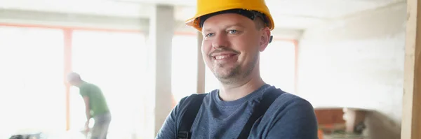 一个戴头盔的男人站在室内 一个建筑工人 工头的翻修 — 图库照片