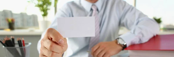 Egy Férfi Irodában Névjegykártyát Tart Közelit Elmosódottat Nyomtatási Szolgáltatások Üzleti — Stock Fotó