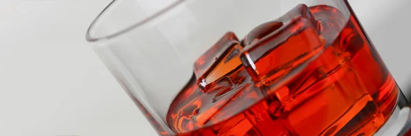Bicchiere Bevanda Alcolica Marrone Con Ghiaccio Primo Piano Bevanda Tonica — Foto Stock