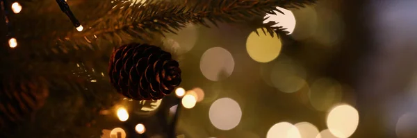 Vánoční Stromek Kuželem Borovice Zdoben Věncem Třpytkami Oslnivým Světlem Nový — Stock fotografie