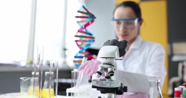 Uma Mulher Cientista Olha Para Microscópio Close Câmera Lenta Pesquisa — Vídeo de Stock