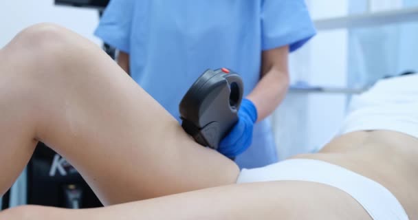 Klinikteki Doktor Bir Kadının Bacaklarındaki Lazer Tüyleri Aldırıyor Yakın Plan — Stok video