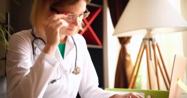 Müde Ärztin Anzug Schreibt Und Tippt Großaufnahme Auf Einem Laptop — Stockvideo