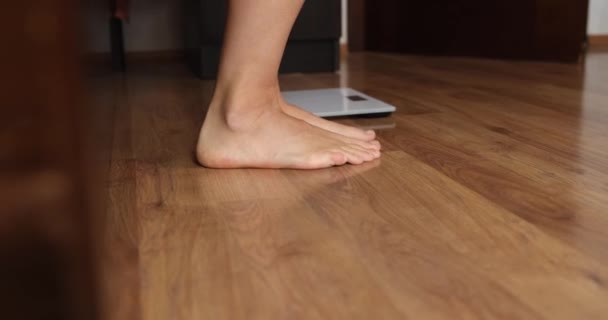 Людина Зважується Після Сну Ноги Підлозі Крупним Планом Радість Втрати — стокове відео