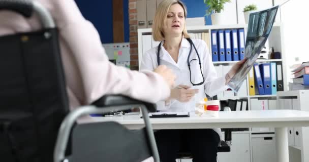 Médico Muestra Paciente Una Radiografía Cerca Consulta Diagnóstico Examen Cirujanos — Vídeo de stock