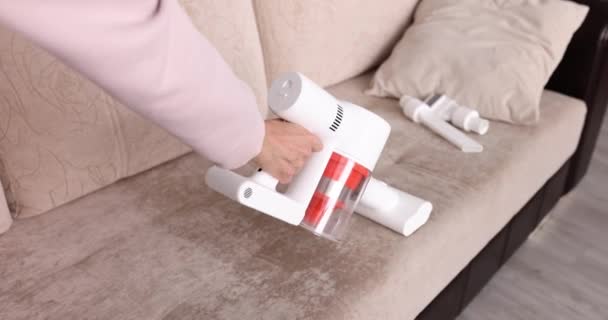 Eine Frau Staubsaugt Ein Beiges Sofa Mit Einem Waschsauger Großaufnahme — Stockvideo