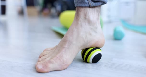 Ein Männerfuß Drückt Einen Massageball Auf Den Boden Nahaufnahme Zeitlupe — Stockvideo