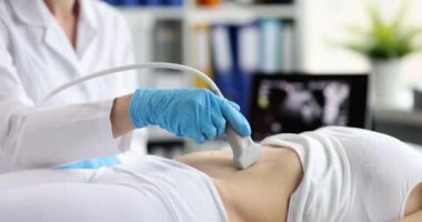 Doktor karın boşluğunun ultrasonunu yapar, yakın plan. Pelvik organların teşhisi, tıbbi ekipmanlar.