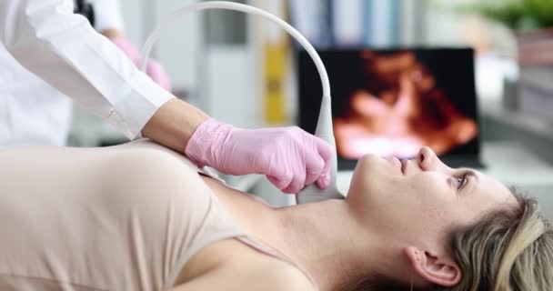 医者は女性のために甲状腺の超音波を作ります クローズアップ 甲状腺機能低下症の診断 医療機器 — ストック動画