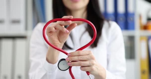 Doktor Steteskopu Kalp Şeklinde Katlıyor Yakın Plan Kardiyovasküler Hastalıkların Teşhisi — Stok video