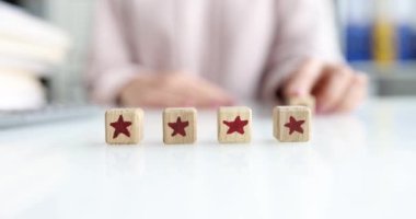 El masaya tahta küpleri koyar, 5 yıldız, yakın çekim, yavaş çekim. Geliştirilmiş sertifika, derecelendirme