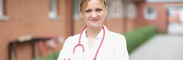 Una Doctora Está Parada Calle Cerca Clínica Cerca Borrosa Centro —  Fotos de Stock