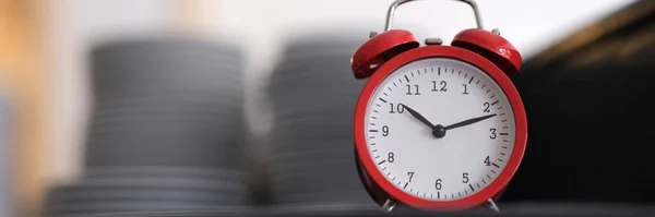 Reloj Despertador Rojo Mesa Cocina Primer Plano Borroso Tiempo Para — Foto de Stock