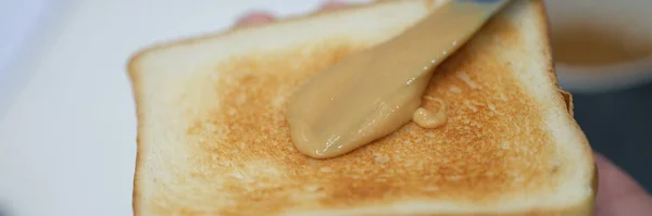 Den Händen Toast Mit Erdnussbutter Aus Nächster Nähe Die Nussbutter — Stockfoto