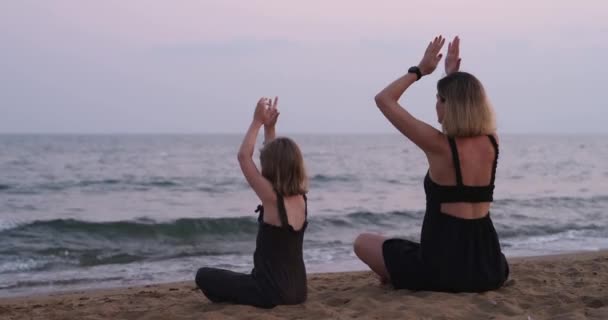 Mam Dochter Doen Yoga Mediteren Avonds Samen Het Strand Familie — Stockvideo