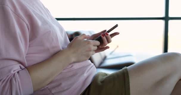 Mujer Mano Usando Teléfono Inteligente Fondo Sala Espera Aeropuerto Internacional — Vídeos de Stock