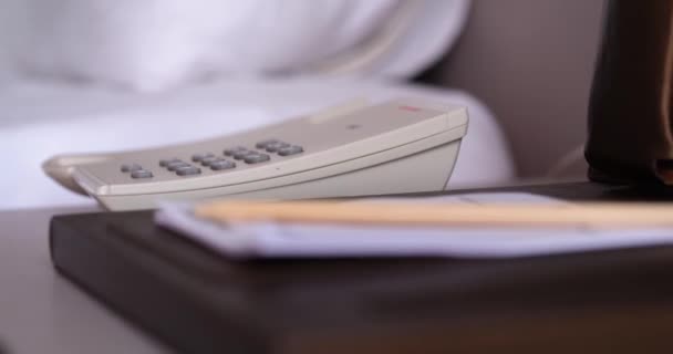 Hotel Convidado Pega Telefone Número Discagem Para Serviço Quarto Serviços — Vídeo de Stock