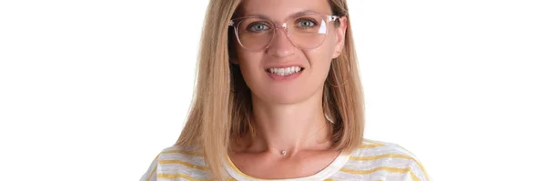 Junge Lächelnde Frau Mit Brille Auf Weißem Hintergrund Optische Auswahl — Stockfoto