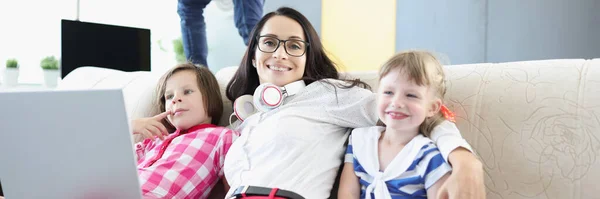 Retrato Mujer Feliz Posando Con Sus Hijos Sofá Mientras Trabajaba — Foto de Stock