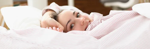 Retrato Jovem Mulher Feliz Acordando Cama Acolhedora Casa Bom Humor — Fotografia de Stock