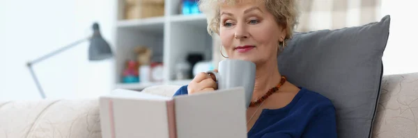 Portrait Old Lady Reading Book Drinking Cup Coffee Being Comfy — Stock Photo, Image