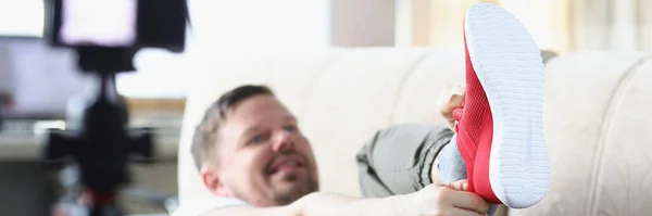 Nahaufnahme Eines Mannes Mittleren Alters Der Einen Trendigen Roten Turnschuh — Stockfoto