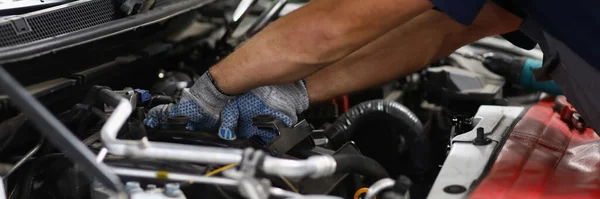 Primer Plano Del Detalle Mecánico Profesional Reparación Masculina Automóvil Estación — Foto de Stock