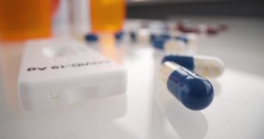 AG testi ve tıbbi haplar masada. Covid-19 Coronavirus enfeksiyonu konsepti ve PCR testi deneniyor.