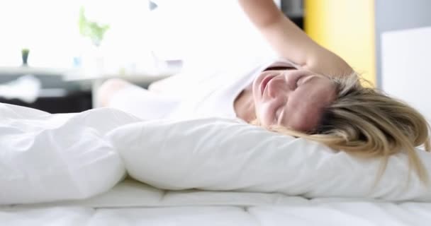 Dormire Troppo Lavoro Urlare Donna Alla Sveglia Sveglio Ansioso Ritardo — Video Stock