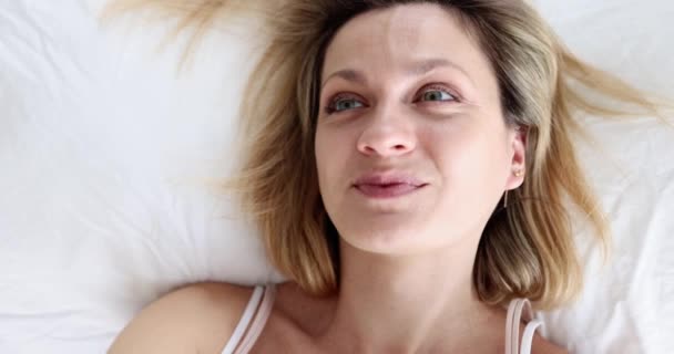 Mladá Žena Leží Posteli Bere Selfie Koncept Komunikace Sociálních Sítí — Stock video