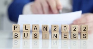 İş adamı 2022 için bir iş planı ve başarılı bir strateji planlıyor. İş konseptinde finansal gelir ve giderlerin planlanması