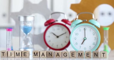 Zaman yönetimi metni ve masadaki farklı saatler. Fazla mesai süresi ve çalışma programı kavramı