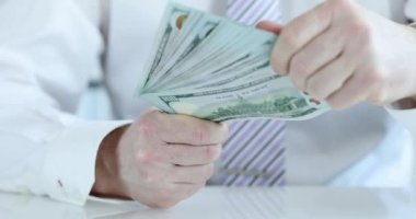 Başarılı bir iş adamı bir sürü doları elinde tutuyor ve onayı veriyor. Kârın artması ve kârlı yatırımlar