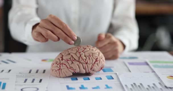 Άτομο Ρίχνει Κέρμα Στον Ανθρώπινο Εγκέφαλο Και Κρατάει Τους Αντίχειρες — Αρχείο Βίντεο