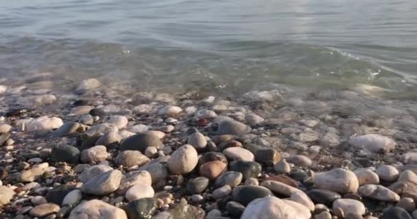 Морская Волна Катится Над Прибрежными Камнями Пеной Камни Берегу Моря — стоковое видео