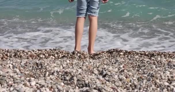 Uma Criança Praia Molha Pés Caminhando Sobre Conceito Mar — Vídeo de Stock