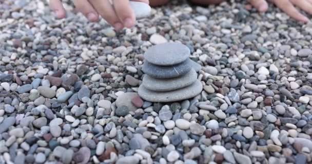 Criança Mão Constrói Torre Pedras Praia Pirâmide Pedras Conceito Praia — Vídeo de Stock