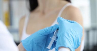 Aşı şırıngası ve el tedavisini reddeden bir doktor. İlaç sağlık ve aşı karşıtı konsept