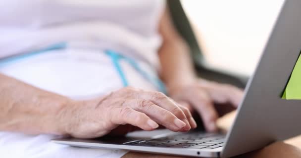 Mãos Mulher Idosa Estão Digitando Teclado Laptop Buscando Informações Internet — Vídeo de Stock