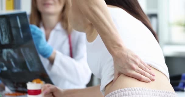 Mujer Queja Dolor Espalda Médico Discute Una Radiografía Columna Vertebral — Vídeo de stock